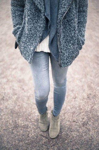 Comment porter un pull torsadé blanc: Harmonise un pull torsadé blanc avec un jean skinny gris pour une tenue confortable aussi composée avec goût. Une paire de bottines en daim grises est une option judicieux pour complèter cette tenue.