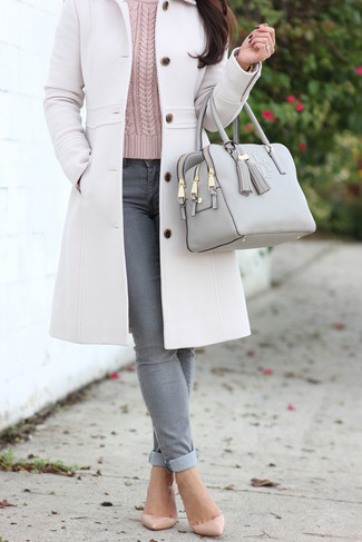 Comment porter un pull torsadé rose: Marie un pull torsadé rose avec un jean skinny gris pour obtenir un look relax mais stylé. Une paire de escarpins en cuir beiges est une option parfait pour complèter cette tenue.
