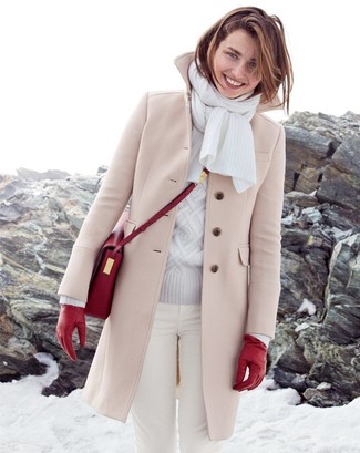 Tenue: Manteau beige, Pull torsadé gris, Jean skinny blanc, Sac bandoulière en cuir rouge