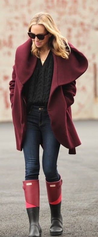 Comment porter un manteau rouge: Marie un manteau rouge avec un jean skinny bleu marine pour une tenue idéale le week-end. Si tu veux éviter un look trop formel, complète cet ensemble avec une paire de bottes de pluie bordeaux.