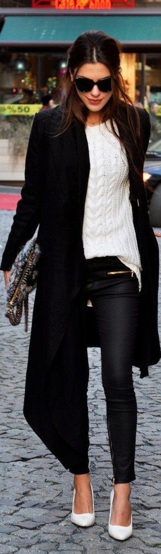 Tenue: Manteau noir, Pull torsadé blanc, Jean skinny en cuir noir, Escarpins en cuir blancs