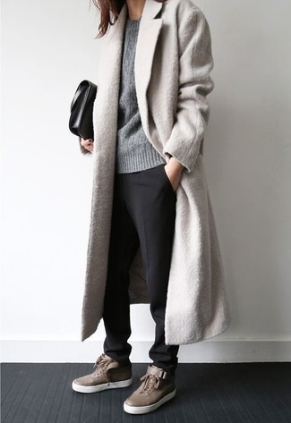 Tenue: Manteau beige, Pull torsadé gris, Pantalon de costume noir, Baskets montantes en cuir marron
