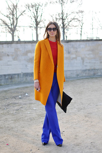 Comment porter un pantalon large bleu: Marie un manteau orange avec un pantalon large bleu pour achever un look habillé mais pas trop. Assortis ce look avec une paire de bottines en cuir noires.