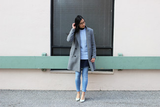 Comment porter un jean skinny bleu clair en automne: Marie un manteau gris avec un jean skinny bleu clair pour créer un style chic et glamour. Une paire de escarpins en cuir bleu clair est une option génial pour complèter cette tenue. Ce look est un parfait exemple de la tenue totalement automnale.