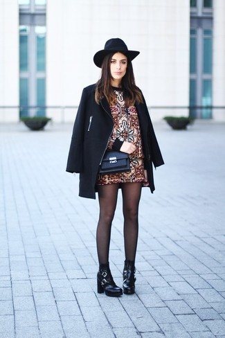 Comment porter un chapeau en laine noir: Associe un manteau noir avec un chapeau en laine noir pour une impression décontractée. Une paire de bottines en cuir noires est une option génial pour complèter cette tenue.