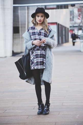 Comment porter un chapeau en laine noir: Opte pour un manteau en mohair gris avec un chapeau en laine noir pour un look confortable et décontracté. Une paire de bottines plates à lacets en cuir noires est une option génial pour complèter cette tenue.