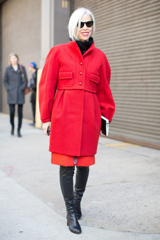 Porte un manteau rouge et une robe fourreau rouge pour prendre un verre après le travail. Assortis ce look avec une paire de des bottes hauteur genou en cuir noires.