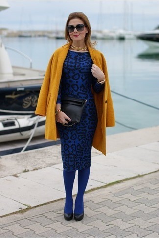 Comment porter des escarpins en cuir noirs: Opte pour un manteau moutarde avec une robe fourreau imprimée léopard bleue pour achever un look habillé mais pas trop. Une paire de escarpins en cuir noirs est une option génial pour complèter cette tenue.