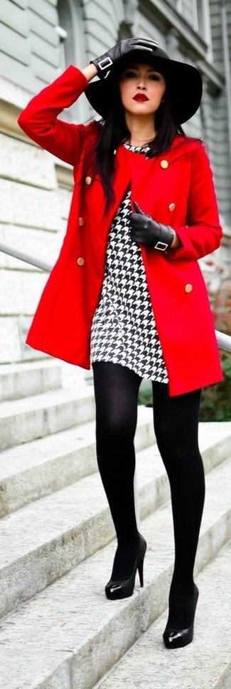 Tenue: Manteau rouge, Robe fourreau en pied-de-poule blanche et noire, Escarpins en cuir noirs, Gants en cuir noirs