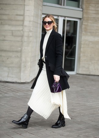 Comment porter une pochette en velours pourpre foncé: Marie un manteau noir avec une pochette en velours pourpre foncé pour une tenue relax mais stylée. Une paire de bottines plates à lacets en cuir noires est une option judicieux pour complèter cette tenue.