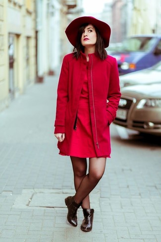 Comment porter un chapeau en laine rouge: Marie un manteau rouge avec un chapeau en laine rouge pour un look confortable et décontracté. Complète ce look avec une paire de bottines en cuir marron foncé.