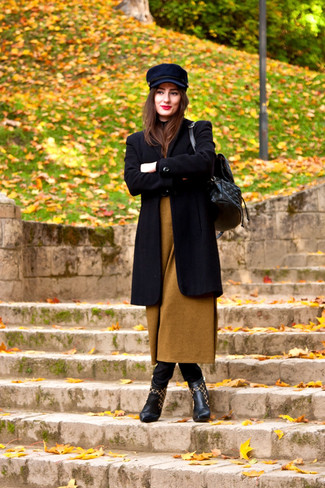 Comment porter une casquette plate: Porte un manteau noir et une casquette plate pour un look confortable et décontracté. Cet ensemble est parfait avec une paire de bottines en cuir noires.