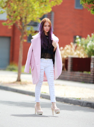Comment porter des escarpins beiges: Marie un manteau rose avec un jean skinny blanc pour un look de tous les jours facile à porter. Cette tenue est parfait avec une paire de escarpins beiges.