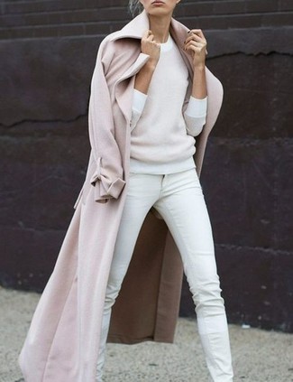 Comment porter un manteau rose: Pour une tenue de tous les jours pleine de caractère et de personnalité pense à marier un manteau rose avec un jean skinny blanc.