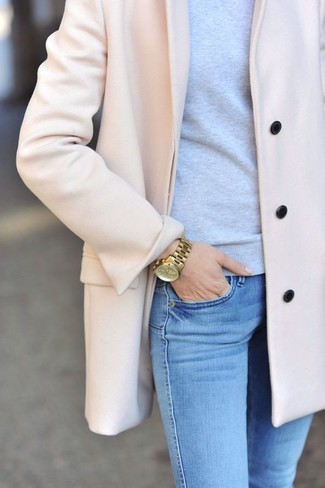 Tenue: Manteau rose, Pull à col rond gris, Jean skinny bleu clair, Montre dorée
