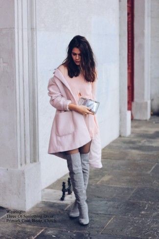 Comment porter des cuissardes en daim gris foncé: Essaie d'associer un manteau rose avec une robe droite en soie rose pour se sentir en toute confiance et être à la mode. Cette tenue se complète parfaitement avec une paire de cuissardes en daim gris foncé.