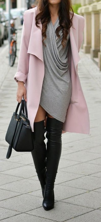 Comment porter une robe fourreau grise: Choisis une robe fourreau grise et un manteau rose pour prendre un verre après le travail. Cette tenue est parfait avec une paire de cuissardes en cuir noires.
