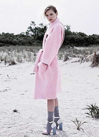 Comment porter des sandales à talons en cuir fuchsia: Porte un manteau rose pour créer un look chic et décontracté. Complète ce look avec une paire de sandales à talons en cuir fuchsia.