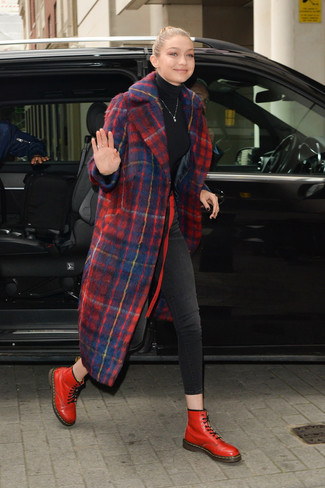 Tenue de Gigi Hadid: Manteau écossais rouge et bleu marine, Pull à col roulé noir, Jean skinny noir, Bottines plates à lacets en cuir rouges