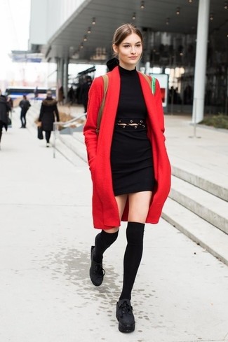 Comment porter des chaussettes montantes noires: Essaie de marier un manteau rouge avec des chaussettes montantes noires pour un look confortable et décontracté. Une paire de bottines à lacets en cuir épaisses noires est une façon simple d'améliorer ton look.