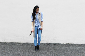 Comment porter un jean skinny bleu clair: Marie un manteau sans manches beige avec un jean skinny bleu clair pour obtenir un look relax mais stylé. Une paire de bottines en cuir noires est une option génial pour complèter cette tenue.