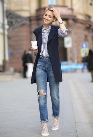 Comment porter un manteau sans manches bleu: Associe un manteau sans manches bleu avec un jean boyfriend déchiré bleu pour une tenue idéale le week-end. Termine ce look avec une paire de baskets basses en cuir grises.