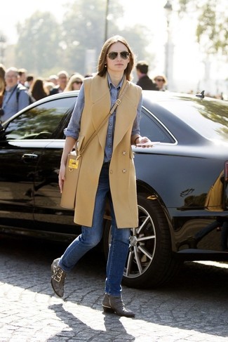 Tenue: Manteau sans manches marron clair, Chemise de ville en chambray bleue, Jean bleu, Bottines en cuir imprimées serpent grises