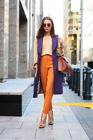Comment porter un pantalon carotte orange: Choisis un manteau sans manches pourpre et un pantalon carotte orange pour une tenue idéale le week-end. Une paire de bottines en daim découpées beiges est une option avisé pour complèter cette tenue.