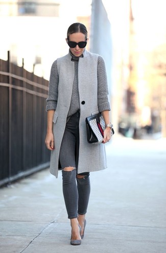 Comment porter une pochette en toile imprimée grise: Pense à opter pour un manteau sans manches gris et une pochette en toile imprimée grise pour un look idéal le week-end. Une paire de escarpins en daim gris est une option génial pour complèter cette tenue.
