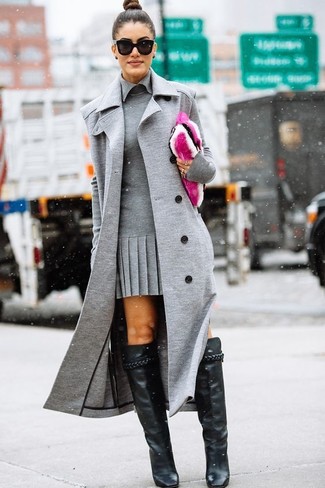 Comment porter une robe fourreau grise: Essaie d'harmoniser une robe fourreau grise avec un manteau sans manches gris pour achever un look habillé mais pas trop. Une paire de bottes hauteur genou en cuir noires est une option judicieux pour complèter cette tenue.
