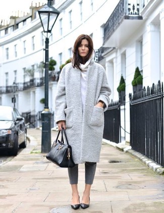 Tenue: Manteau gris, Sweat à capuche blanc, Pantalon slim gris, Ballerines en cuir noires