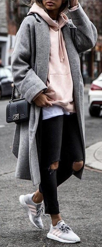 Comment porter un manteau gris: Pense à harmoniser un manteau gris avec un jean skinny déchiré noir pour obtenir un look relax mais stylé. Tu veux y aller doucement avec les chaussures? Choisis une paire de chaussures de sport grises pour la journée.