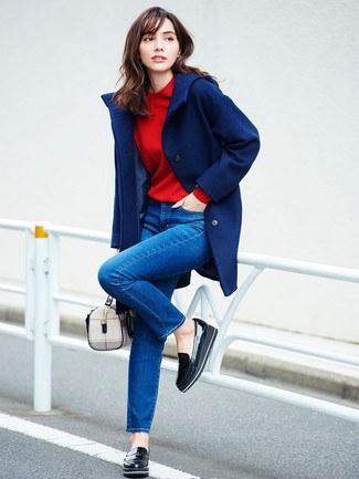Comment porter des mocassins plateforme en cuir noirs: Pense à opter pour un manteau bleu marine et un jean skinny bleu pour créer un style chic et glamour. Une paire de mocassins plateforme en cuir noirs est une option judicieux pour complèter cette tenue.