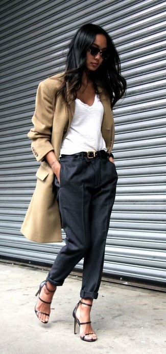 Comment porter un pantalon de costume gris: Opte pour un manteau marron clair avec un pantalon de costume gris pour achever un look habillé mais pas trop. Cette tenue se complète parfaitement avec une paire de sandales à talons en cuir noires.