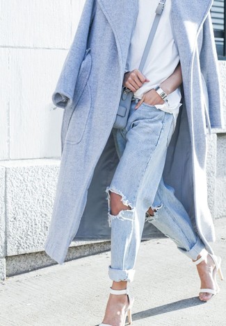 Comment porter un jean déchiré bleu clair: Associe un manteau bleu clair avec un jean déchiré bleu clair pour un look confortable et décontracté. Une paire de sandales à talons en cuir blanches est une option judicieux pour complèter cette tenue.