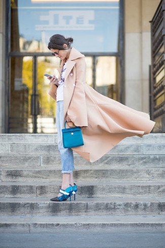 Comment porter un sac à main en cuir bleu marine: Pense à associer un manteau marron clair avec un sac à main en cuir bleu marine pour créer un look génial et idéal le week-end. Cette tenue est parfait avec une paire de escarpins en cuir bleus.