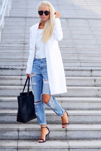 Comment porter un manteau blanc: Harmonise un manteau blanc avec un jean boyfriend déchiré bleu pour une impression décontractée. Une paire de sandales à talons en cuir noires est une option astucieux pour complèter cette tenue.
