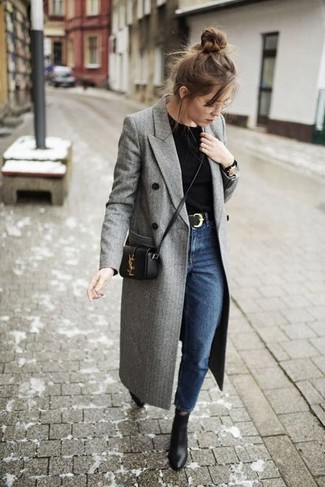Comment porter un manteau gris: Marie un manteau gris avec un jean bleu pour obtenir un look relax mais stylé. Une paire de bottines en cuir noires s'intégrera de manière fluide à une grande variété de tenues.