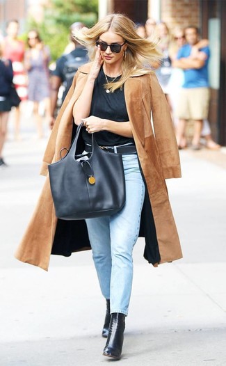 Comment porter un sac fourre-tout: Associe un manteau marron clair avec un sac fourre-tout pour un look confortable et décontracté. Une paire de bottines en cuir noires est une option judicieux pour complèter cette tenue.
