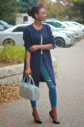 Comment porter un sac fourre-tout en cuir bleu clair: Marie un manteau bleu marine avec un sac fourre-tout en cuir bleu clair pour une tenue idéale le week-end. Assortis ce look avec une paire de escarpins en cuir noirs.