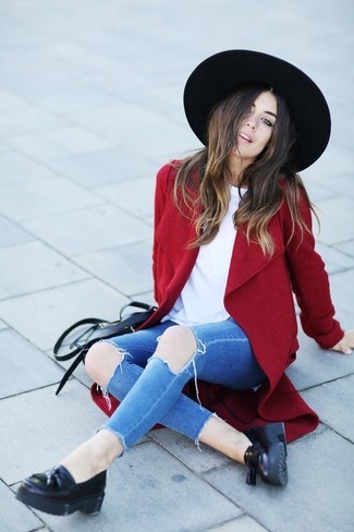 Comment porter un jean skinny déchiré bleu quand il fait frais: Opte pour un manteau rouge avec un jean skinny déchiré bleu pour obtenir un look relax mais stylé. Apportez une touche d'élégance à votre tenue avec une paire de mocassins à pampilles en cuir noirs.
