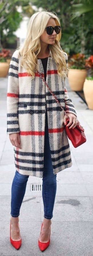 Comment porter des escarpins en daim rouges: Opte pour un manteau écossais blanc avec un jean skinny bleu marine pour une tenue idéale le week-end. Termine ce look avec une paire de escarpins en daim rouges.