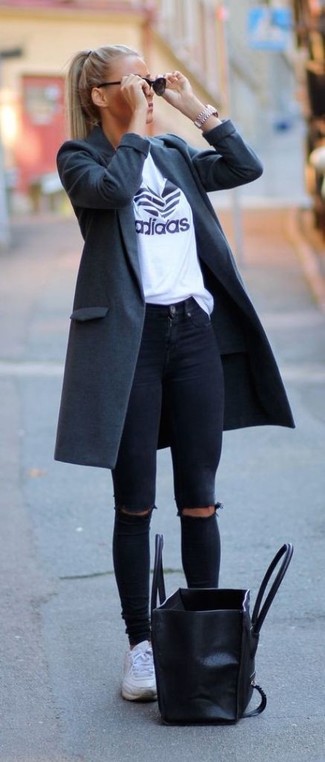 Comment porter un manteau gris foncé: Pense à harmoniser un manteau gris foncé avec un jean skinny déchiré noir pour obtenir un look relax mais stylé. Une paire de baskets basses blanches apportera un joli contraste avec le reste du look.