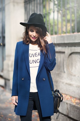 Comment porter un manteau bleu marine: Marie un manteau bleu marine avec un jean skinny noir pour une tenue idéale le week-end.