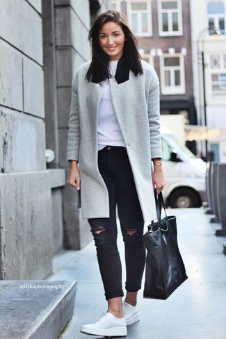 Comment porter un jean skinny déchiré noir: Pense à opter pour un manteau gris et un jean skinny déchiré noir pour obtenir un look relax mais stylé. Si tu veux éviter un look trop formel, fais d'une paire de chaussures derby en cuir blanches ton choix de souliers.