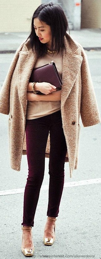 Comment porter un jean skinny rouge: Pense à opter pour un manteau marron clair et un jean skinny rouge pour une tenue idéale le week-end. Assortis ce look avec une paire de escarpins en cuir marron clair.