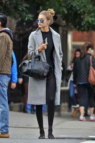 Tenue de Gigi Hadid: Manteau gris, T-shirt à col rond noir, Leggings noirs, Ballerines en cuir noires