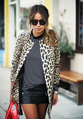Comment porter un manteau imprimé léopard beige: Marie un manteau imprimé léopard beige avec une minijupe en cuir noire pour une tenue confortable aussi composée avec goût.