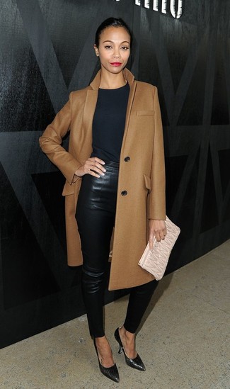 Tenue de Zoe Saldana: Manteau marron, T-shirt à col rond noir, Pantalon slim en cuir noir, Escarpins en cuir noirs