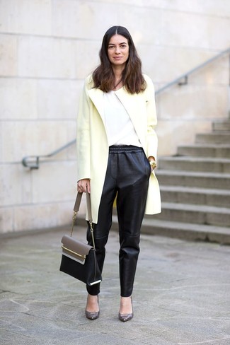 Comment porter des escarpins en cuir gris foncé: Marie un manteau jaune avec un pantalon style pyjama en cuir noir pour une tenue raffinée mais idéale le week-end. Une paire de escarpins en cuir gris foncé est une option judicieux pour complèter cette tenue.